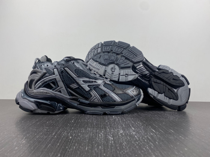 Ba*len*cia*ga runner sneaker